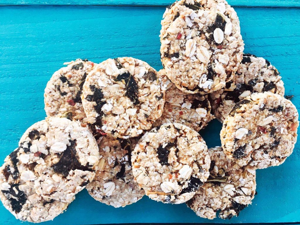 Kale, Apple, and Oat Dog Treats are a great healthy alternative for your pet! Simple to make and full of quality ingredients #homemadedogtreats