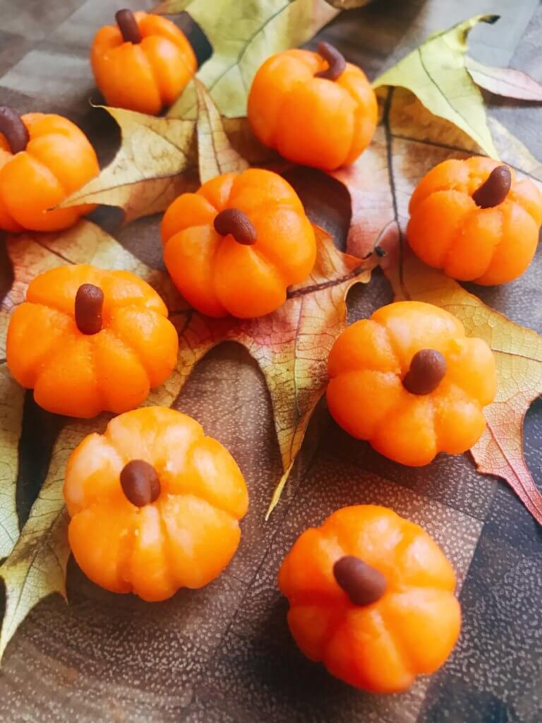 15 minutes to make these cute marzipan pumpkins to decorate your fall sweets and treats! Made out of an almond paste, these pumpkins are vegan, vegetarian, and gluten free. Use them as dessert decoration for Halloween, Thanksgiving, and all fall or autumn long. Quick and simple to make. How to Make Marzipan Pumpkins | Three Olives Branch | www.threeolivesbranch.com