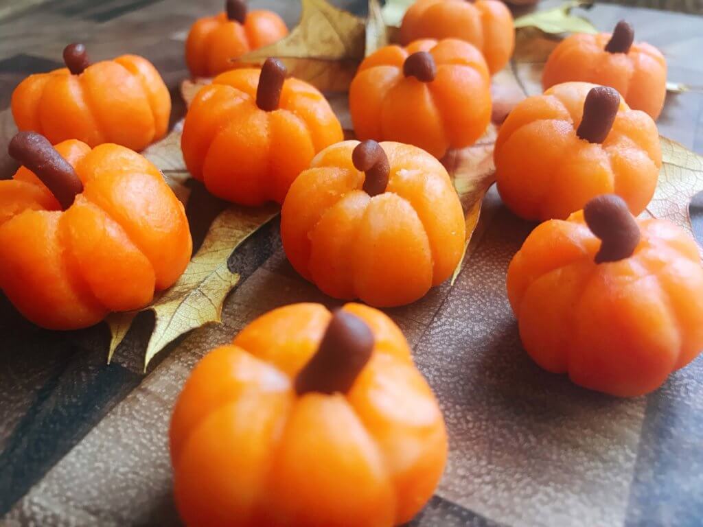 15 minutes to make these cute marzipan pumpkins to decorate your fall sweets and treats! Made out of an almond paste, these pumpkins are vegan, vegetarian, and gluten free. Use them as dessert decoration for Halloween, Thanksgiving, and all fall or autumn long. Quick and simple to make. How to Make Marzipan Pumpkins | Three Olives Branch | www.threeolivesbranch.com