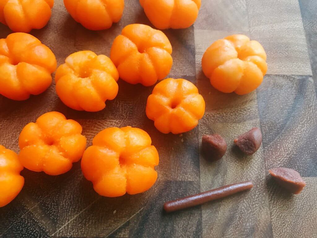 15 minutes to make these cute marzipan pumpkins to decorate your fall sweets and treats! Made out of an almond paste, these pumpkins are vegan, vegetarian, and gluten free. Use them as dessert decoration for Halloween, Thanksgiving, and all fall or autumn long. Quick and simple to make. How to Make Marzipan Pumpkins | Three Olives Branch | www.threeolivesbranch.com