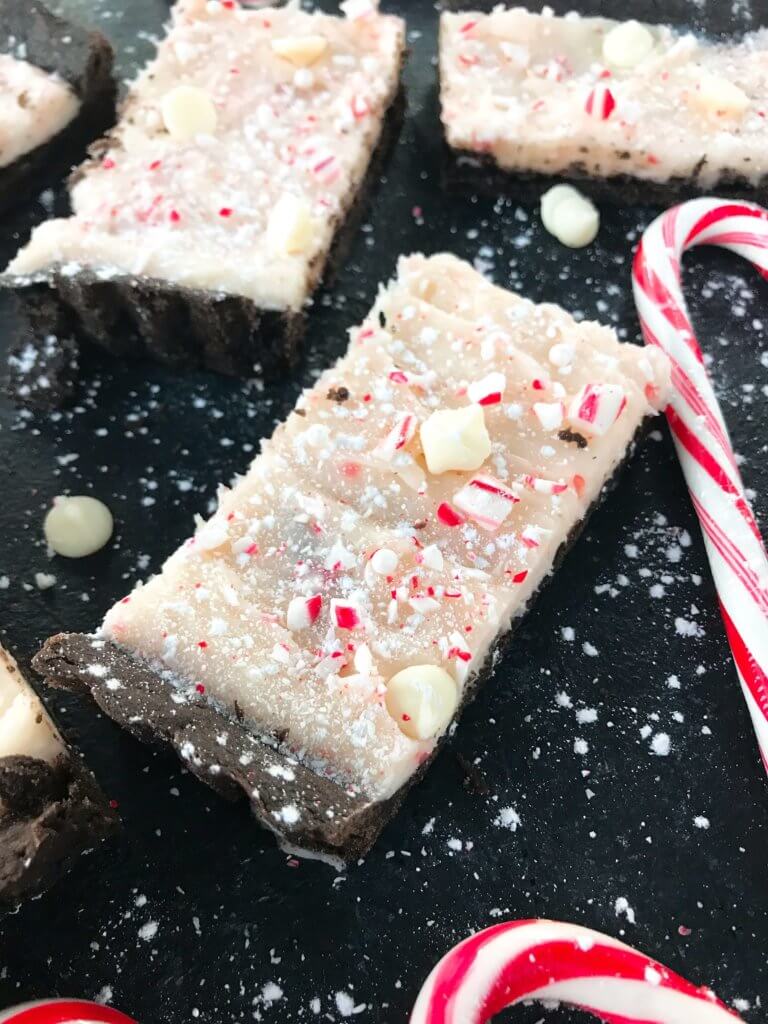 A simple Christmas baking recipe ready in 30 minutes. Chocolate Peppermint Tart is a soft cocoa shell filled with a peppermint cream cheese filling and topped with crushed candy canes and white chocolate. Fast and easy vegetarian holiday recipe. #chocolatepeppermint #christmasdessert #peppermintrecipes