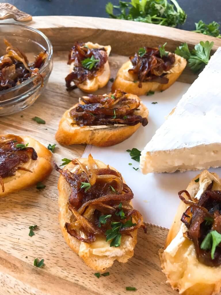 Caramelized Onion and Brie Crostini recipe. Fast and easy appetizer recipe. Vegetarian finger food for holiday entertaining. Brie cheese and onion on a toasted bread slice. #appetizerrecipes #vegetarianrecipes 