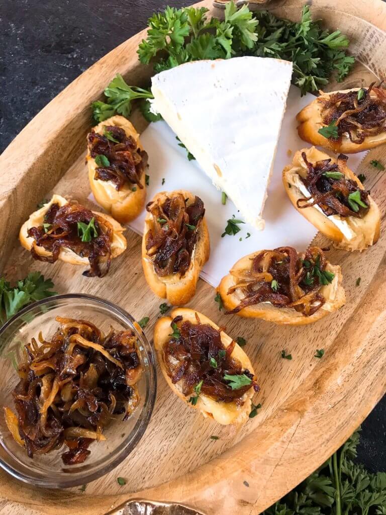 Caramelized Onion and Brie Crostini recipe. Fast and easy appetizer recipe. Vegetarian finger food for holiday entertaining. Brie cheese and onion on a toasted bread slice. #appetizerrecipes #vegetarianrecipes 