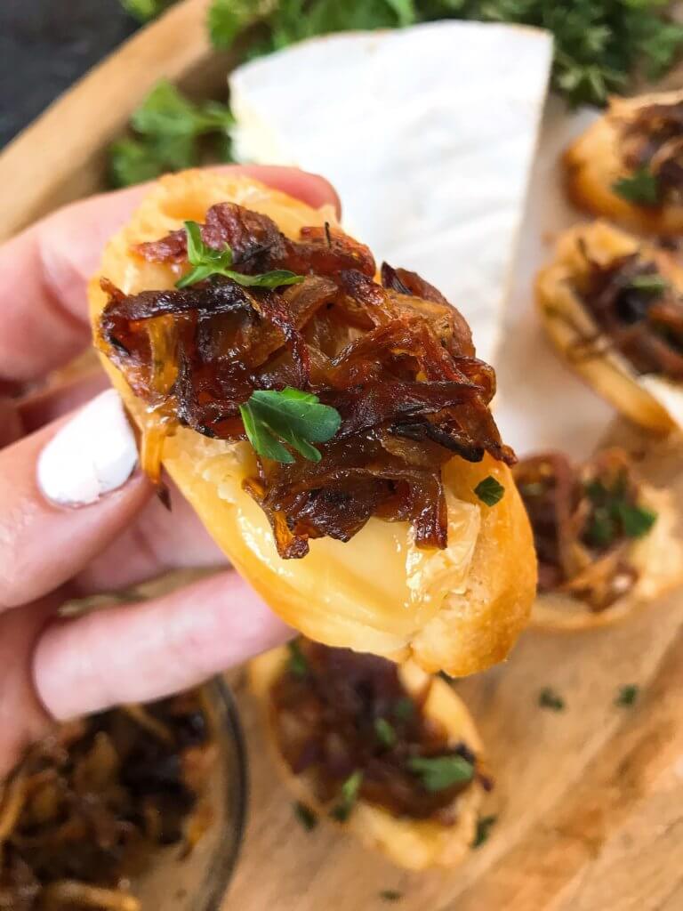 Caramelized Onion and Brie Crostini recipe. Fast and easy appetizer recipe. Vegetarian finger food for holiday entertaining. Brie cheese and onion on a toasted bread slice. #appetizerrecipes #vegetarianrecipes 