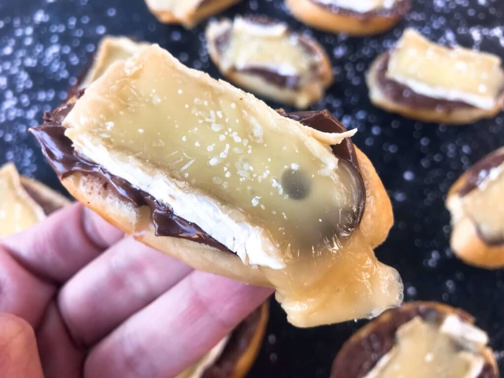 A quick and simple party appetizer recipe ready in less than 30 minutes. Brie cheese and chocolate hazelnut spread with salt on toasted bread slices. Nutella and Brie Crostini are vegetarian finger food with a sweet and salty, savory flavor. 