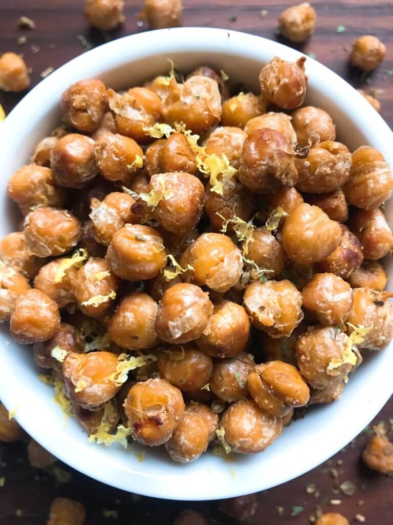 Simple and easy Oregano Lemon Roasted Chickpeas recipe. Healthy vegan, vegetarian, gluten free, dairy free snack or appetizer. Garbanzo beans with lemon, oregano, and garlic powder. Great on their own or on a salad! #roastedchickpeas #vegansnack #glutenfreerecipe