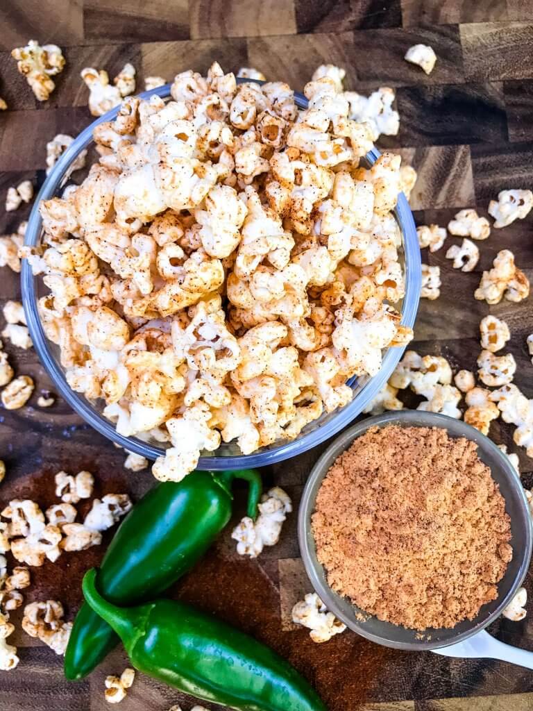 This Homemade Chipotle Cheddar Popcorn is a fast and easy snack recipe. Fresh popcorn is seasoned with smoky and spicy chipotle chile pepper powder and cheddar cheese powder. Vegetarian and gluten free snack recipe, ready in 10 minutes. #homemadepopcorn #cheesepopcorn