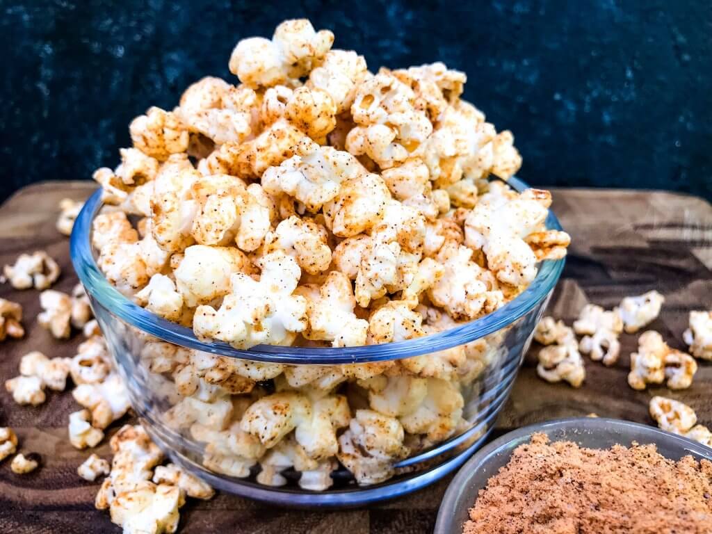 This Homemade Chipotle Cheddar Popcorn is a fast and easy snack recipe. Fresh popcorn is seasoned with smoky and spicy chipotle chile pepper powder and cheddar cheese powder. Vegetarian and gluten free snack recipe, ready in 10 minutes. #homemadepopcorn #cheesepopcorn