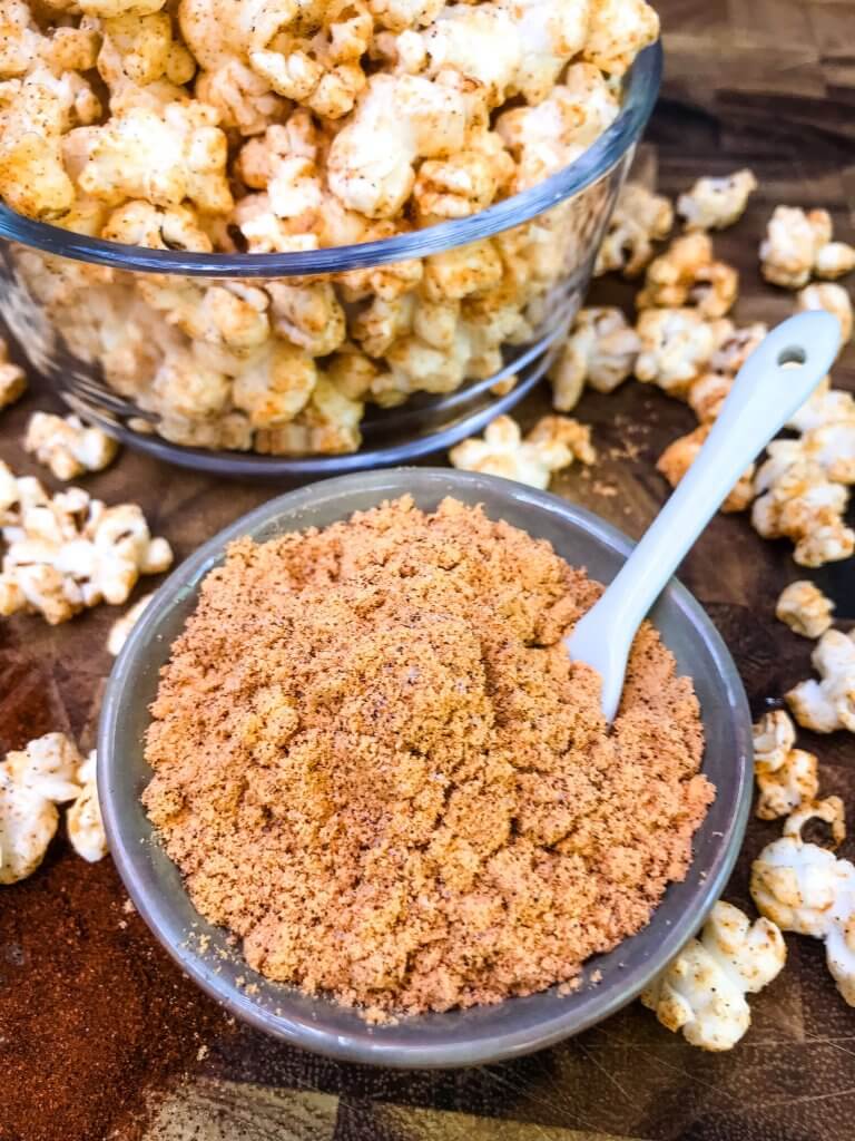 This Homemade Chipotle Cheddar Popcorn is a fast and easy snack recipe. Fresh popcorn is seasoned with smoky and spicy chipotle chile pepper powder and cheddar cheese powder. Vegetarian and gluten free snack recipe, ready in 10 minutes. #homemadepopcorn #cheesepopcorn