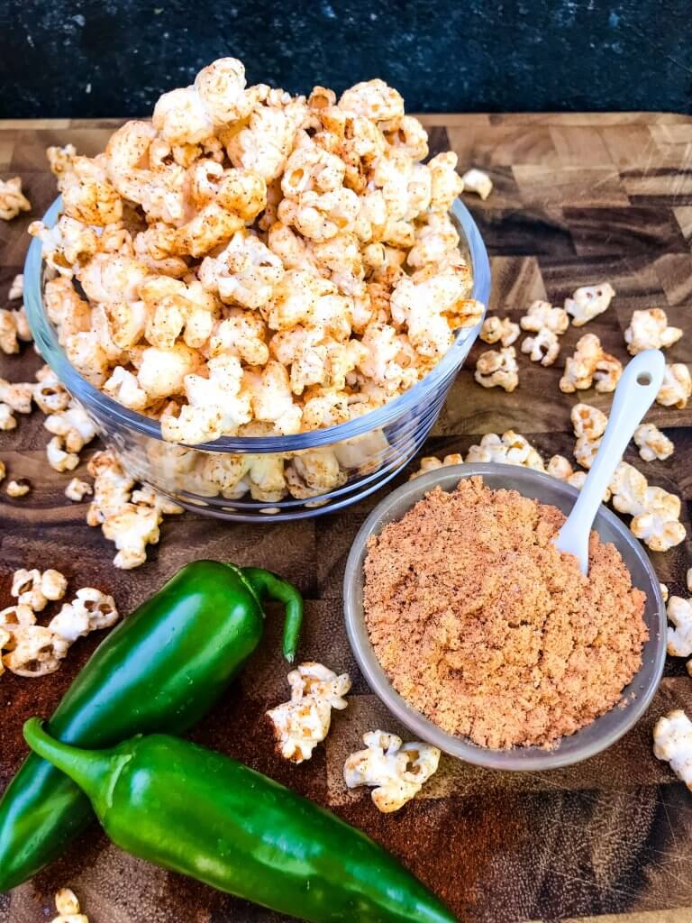 This Homemade Chipotle Cheddar Popcorn is a fast and easy snack recipe. Fresh popcorn is seasoned with smoky and spicy chipotle chile pepper powder and cheddar cheese powder. Vegetarian and gluten free snack recipe, ready in 10 minutes. #homemadepopcorn #cheesepopcorn