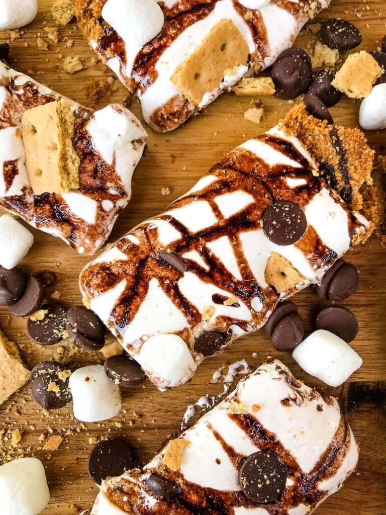 A S'mores Tart for summer dessert recipes. A graham cracker crust is filled with melted chocolate, marshmallow fluff, and s'mores ingredients. Simple and easy. #smores #tartrecipe