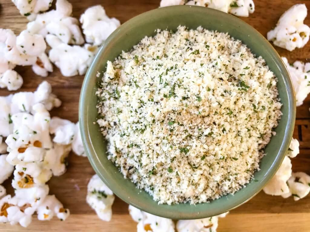 Ready in 10 minutes, Homemade Parmesan Garlic Popcorn is a fast and easy snack recipe. Parmesan cheese, garlic powder, and parsley season this healthy, gluten free, vegetarian appetizer. Great for party entertaining and game day. #homemadepopcorn #gamedayrecipes