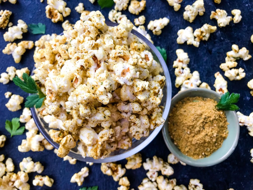 Homemade Ginger Curry Popcorn recipe ready in just 10 minutes. A vegan, vegetarian, and gluten free snack. Great for entertaining, party food, and game day. #popcornrecipes #homemadepopcorn #popcornseasoning