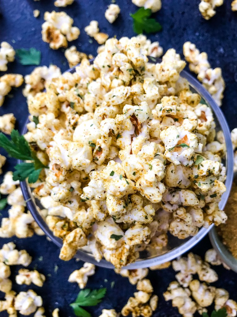 Homemade Ginger Curry Popcorn recipe ready in just 10 minutes. A vegan, vegetarian, and gluten free snack. Great for entertaining, party food, and game day. #popcornrecipes #homemadepopcorn #popcornseasoning