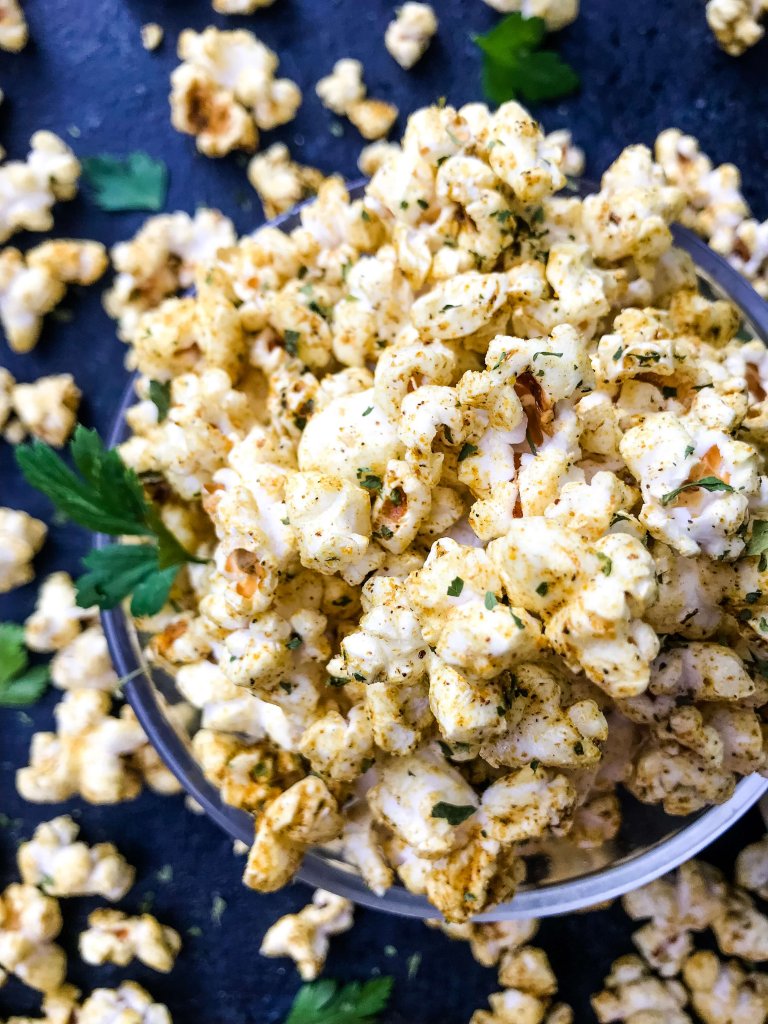 Homemade Ginger Curry Popcorn recipe ready in just 10 minutes. A vegan, vegetarian, and gluten free snack. Great for entertaining, party food, and game day. #popcornrecipes #homemadepopcorn #popcornseasoning