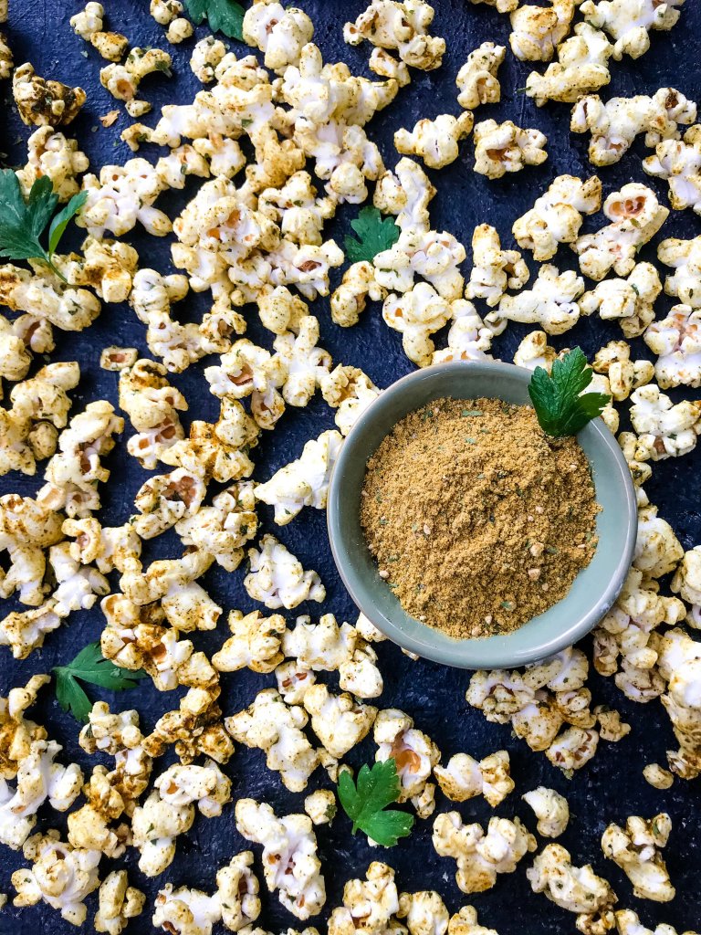 Homemade Ginger Curry Popcorn recipe ready in just 10 minutes. A vegan, vegetarian, and gluten free snack. Great for entertaining, party food, and game day. #popcornrecipes #homemadepopcorn #popcornseasoning