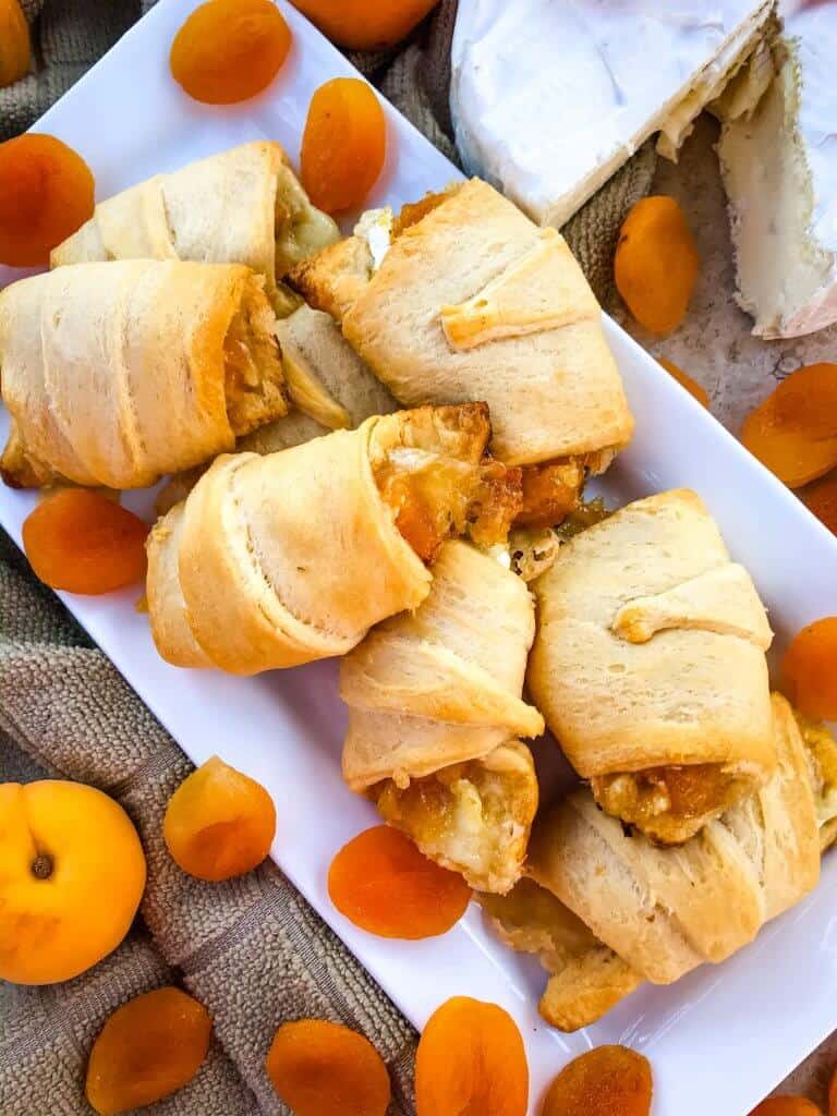 Apricot Brie Crescent Rolls are a cheese crescent roll recipe filled with apricot jam, dried apricots, and brie cheese. Fast and easy sweet bread recipe. #crescentrolls #cheesycrescentrolls #driedapricots