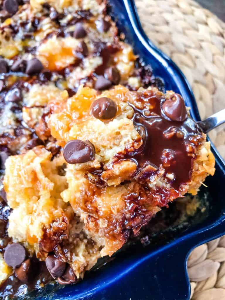 Samoa Bread Pudding is full of Samoa Girl Scout Cookie flavors of caramel, chocolate, and coconut in a simple dessert recipe. #girlscoutcookies #samoas #breadpudding