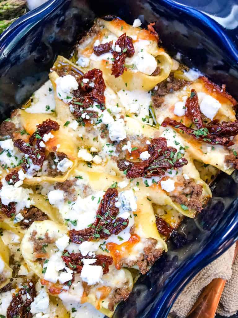 Steak Gorgonzola Alfredo Stuffed Shells in a blue dish