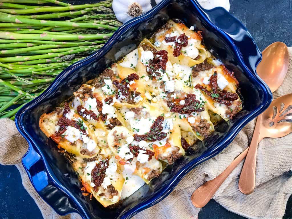 Steak Gorgonzola Alfredo Stuffed Shells in a blue dish