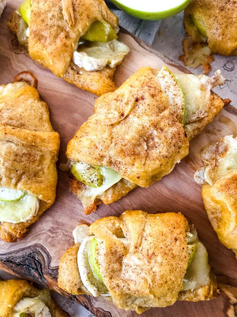 Cinnamon Apple Brie Crescent Rolls are a cheese crescent roll recipe filled with sliced apples, cinnamon, and brie cheese. Fast and easy sweet bread recipe. #crescentrolls #cheesycrescentrolls #cinnamonapple