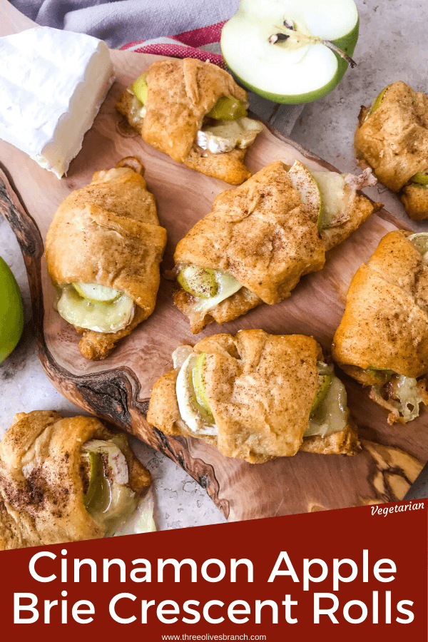 Cinnamon Apple Brie Crescent Rolls are a cheese crescent roll recipe filled with sliced apples, cinnamon, and brie cheese. Fast and easy sweet bread recipe. #crescentrolls #cheesycrescentrolls #cinnamonapple