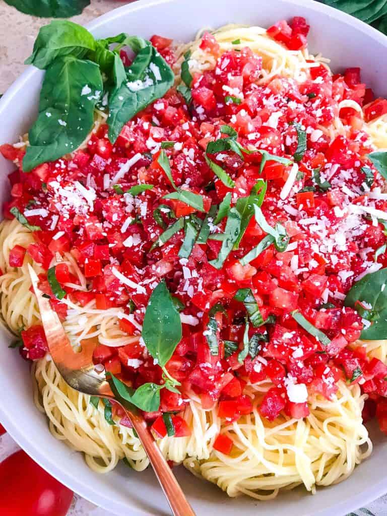 Copycat Olive Garden Capellini Pomodoro is a fresh, easy tomato basil pasta. Fresh tomatoes and basil on angel hair pasta to replicate the vegan Italian pasta restaurant recipes. #olivegardenrecipes #copycat #tomatopasta #tomatobasil