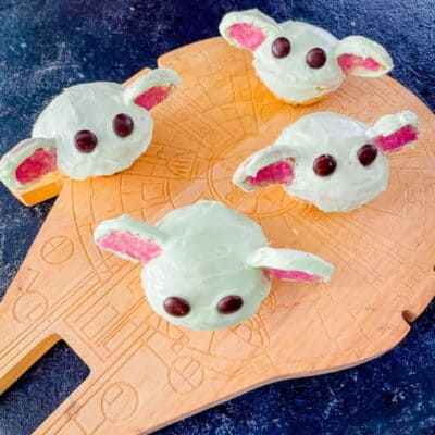 Star Wars spaceship with Baby Yoda Cupcakes