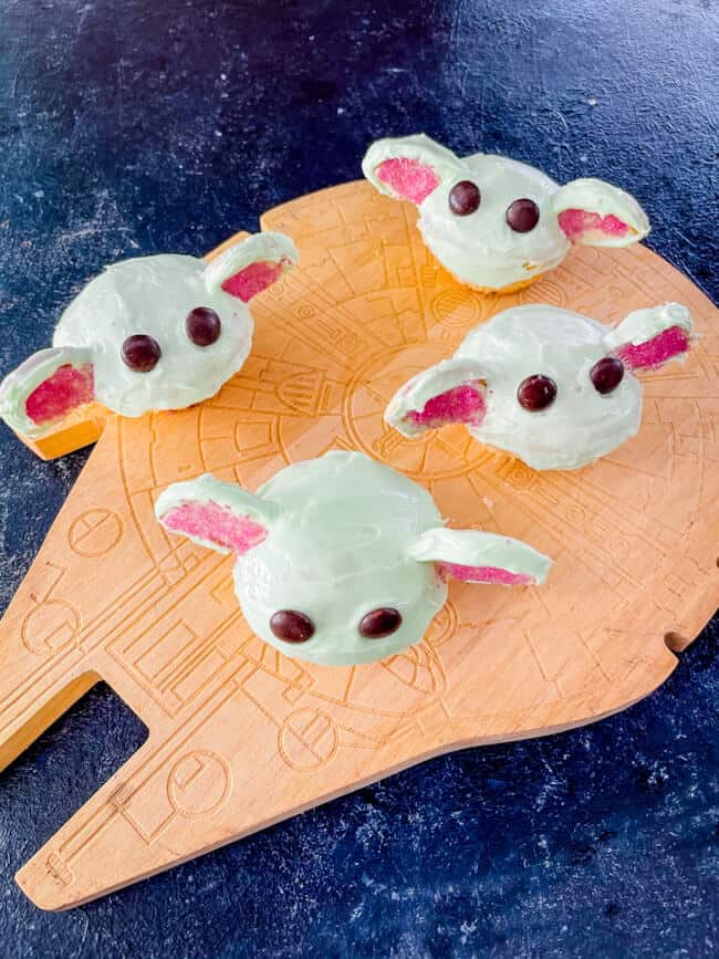 Star Wars spaceship with Baby Yoda Cupcakes