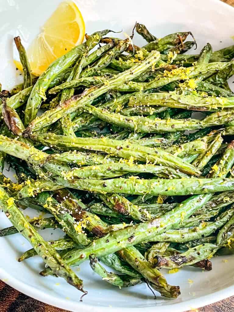 Lemon Pepper Air Fried Green Beans in a white bowl