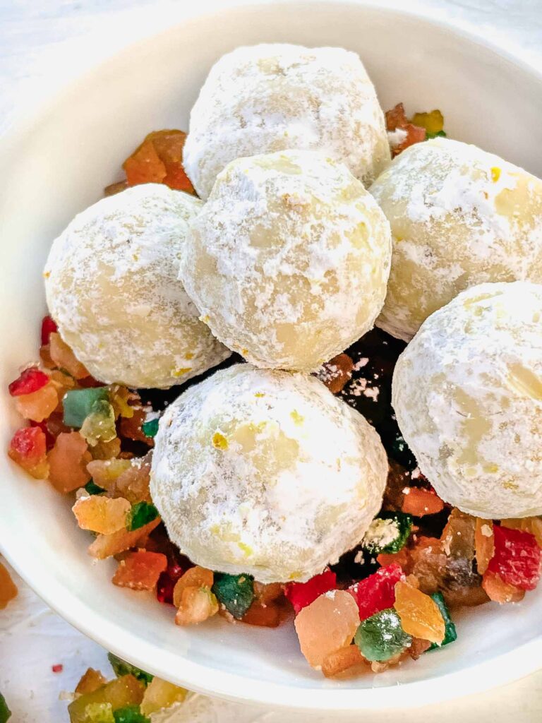 A pile f the snowball cookies