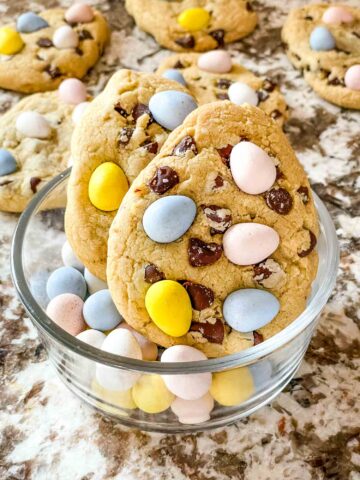 Cookies in a glass dish