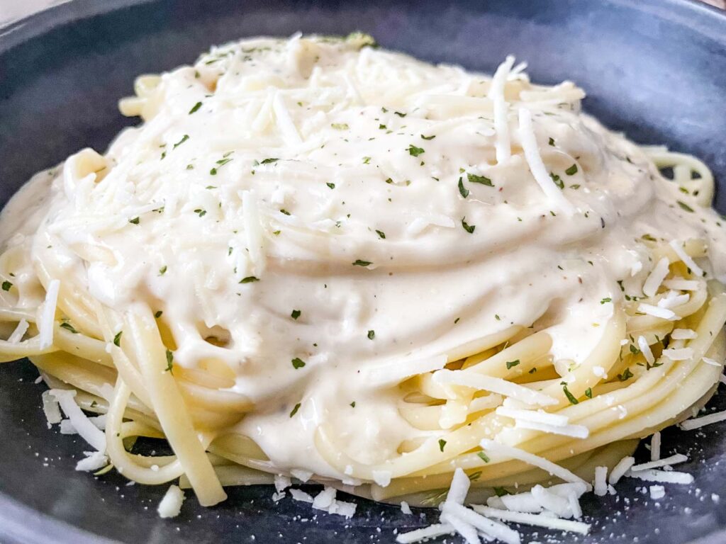 Alfredo Linguine in a black bowl