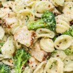 Pin of Copycat Olive Garden Chicken con Broccoli close view with title at top.