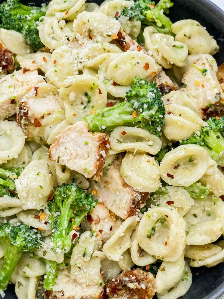 Close view of the Copycat Olive Garden Chicken con Broccoli pasta.